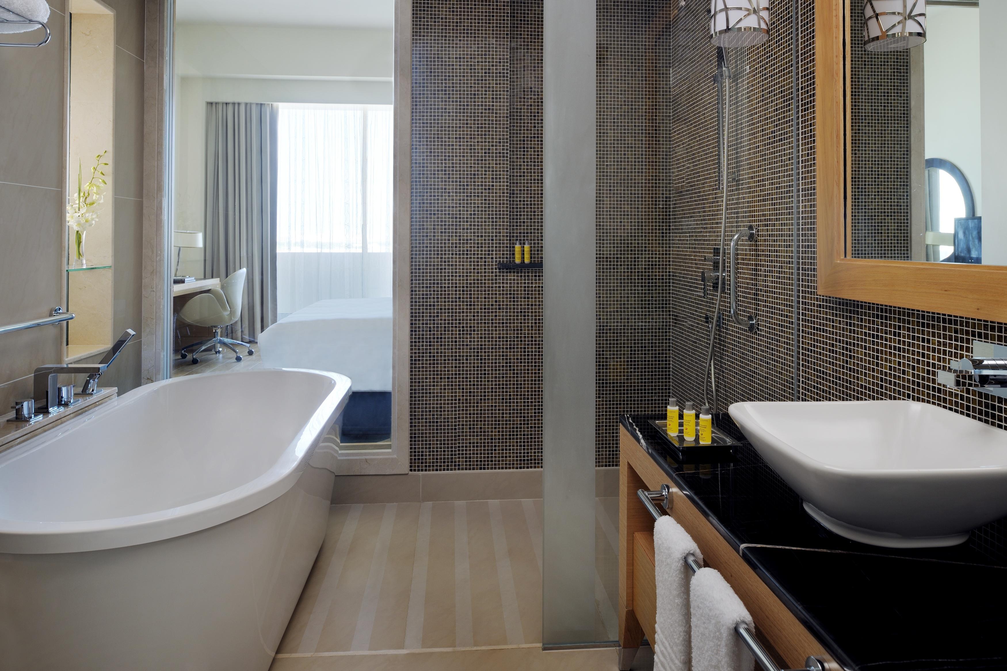 Marriott Executive Apartments Al Jaddaf, Дубай Экстерьер фото Bathroom