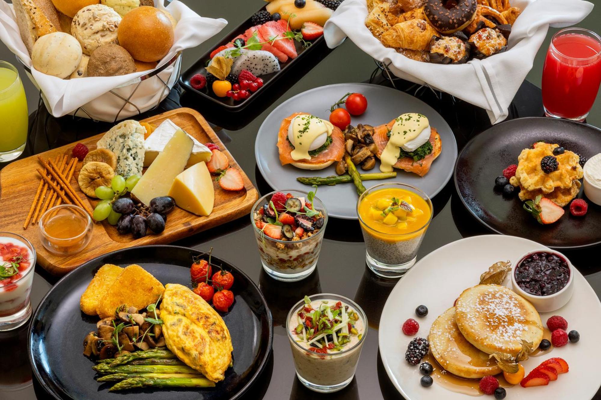 Marriott Executive Apartments Al Jaddaf, Дубай Экстерьер фото A selection of breakfast items