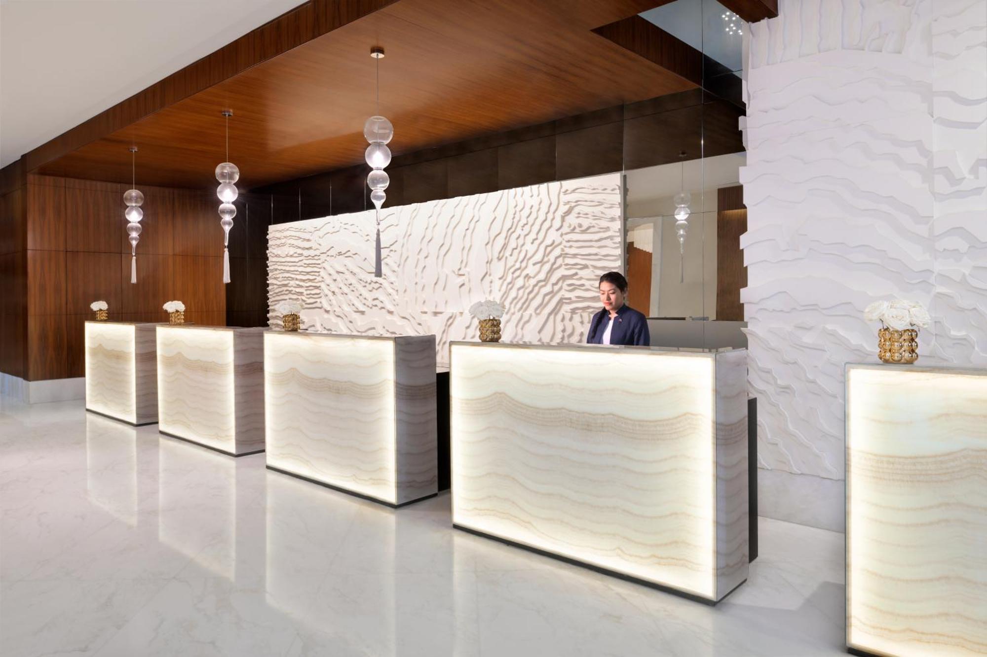 Marriott Executive Apartments Al Jaddaf, Дубай Экстерьер фото The lobby of the Ritz-Carlton, Dubai